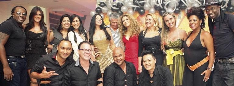 Em SP, Sylvia Design, de dourado, celebra 40 anos entre Claudinho, Vanessa Zotth, Andreia Alves, Denise Tacto, Alexandre Araújo, eleito da aniversariante, Adriana Ribeiro, Simone Bernardes, Renata Banhara, Janaína do Mar e Nenê, em pé, e Miclei Queiróz,