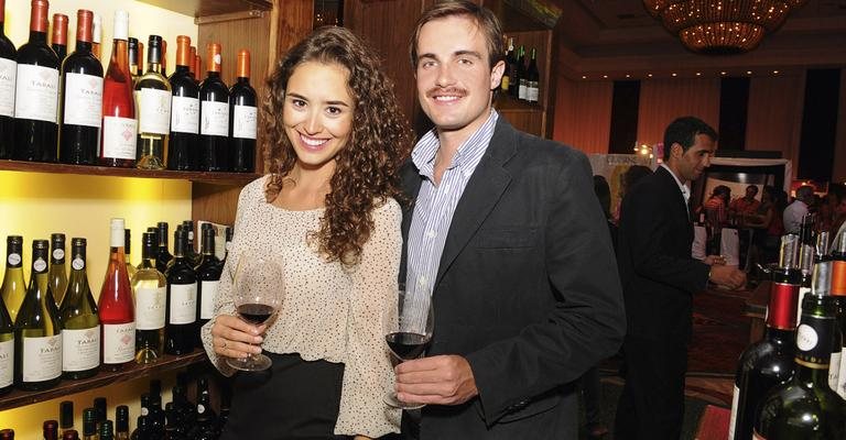 O casal Amanda Richter e Max Fercondini no evento no Conrad Punta del Este Resort & Casino, no Uruguai.