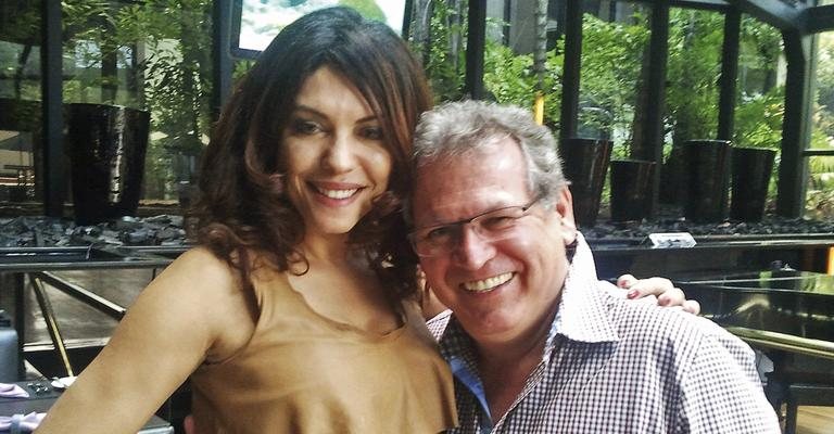 Márcia Goldschmidt e Sidney Oliveira almoçam em restaurante da capital paulista.