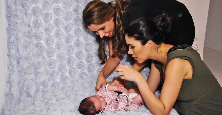 Grávida de Alice, Daniela Albuquerque brinca com a pequena Valentina durante gravação da atracão da RedeTV!, com a fotógrafa Daniela Margotto, em SP.