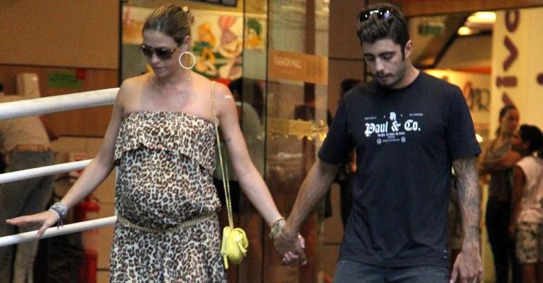 Gravidíssima, Luana Piovani passeia com o marido Pedro Scooby em shopping no Rio de Janeiro - Daniel Delmiro / AgNews