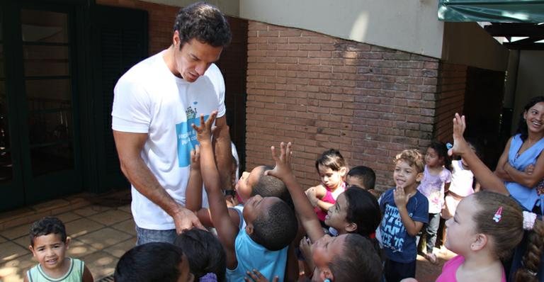 Carlos Machado com as crianças da Escola Projeto Âncora - Divulgação