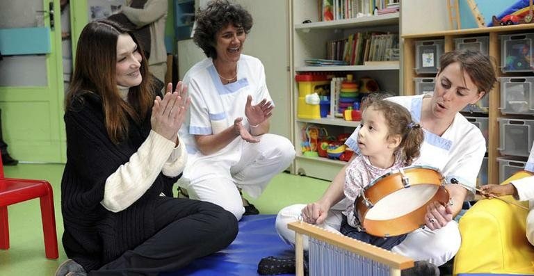 Carla Bruni visita centro de reeducação motora para crianças com deficiência - Reuters