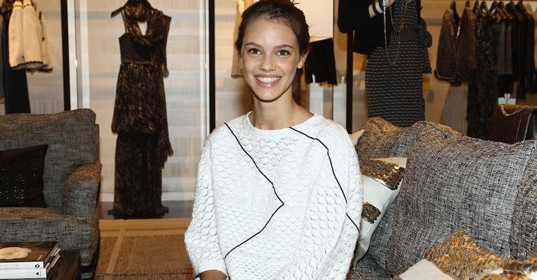 Laura Neiva na inauguração de um boutique da grife Chanel durante a Paris Fashion Week - Getty Images