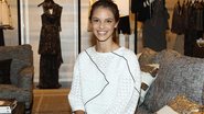 Laura Neiva na inauguração de um boutique da grife Chanel durante a Paris Fashion Week - Getty Images