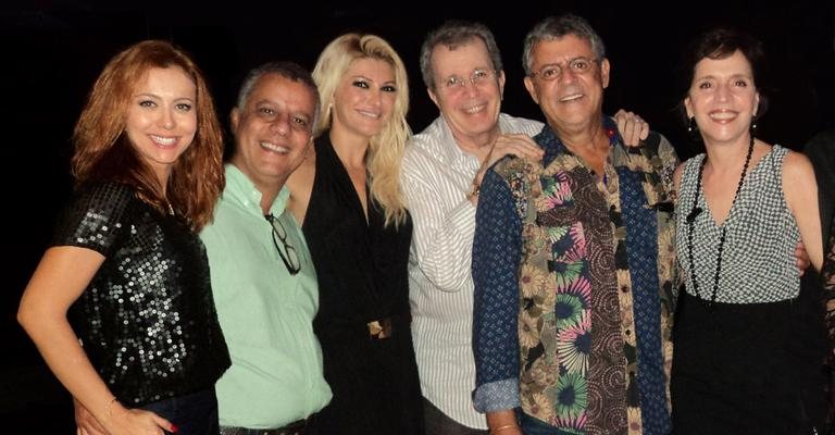 O aniversariante cercado pelo casal Simone Soares e Mario Meirelles, a amada, Antonia, e o diretor Daniel Filho, com a mulher, Olívia Byington - Rubens Santos