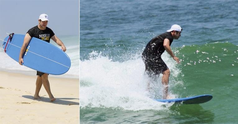 Apesar de ainda mostrar certo receio em cima da prancha, o ator prova que vem evoluindo na prática do surfe, esporte que adotou recentemente. - fabio martins/agnews