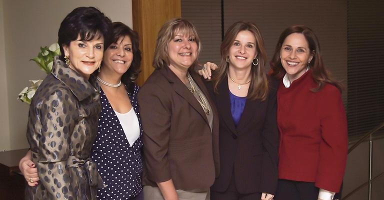 Edna Vasselo Goldoni, Tereza Franzini, Noemi Rocha Visintin, Adriana Fellipelli e Sofia Esteves em encontro de amigas para animada troca de experiências, em São Paulo.