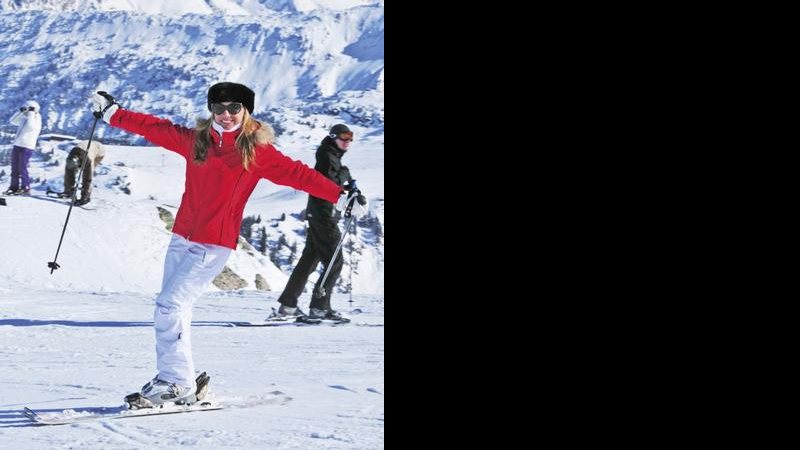 Em Courchevel, nos Alpes Franceses, a DJ Bibba Pacheco curte esqui na neve.