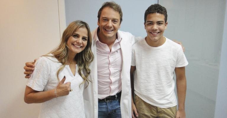 Milene Domingues e seu herdeiro, Ronald, vão à clínica de medicina esportiva de Rogério Padovan, em SP.