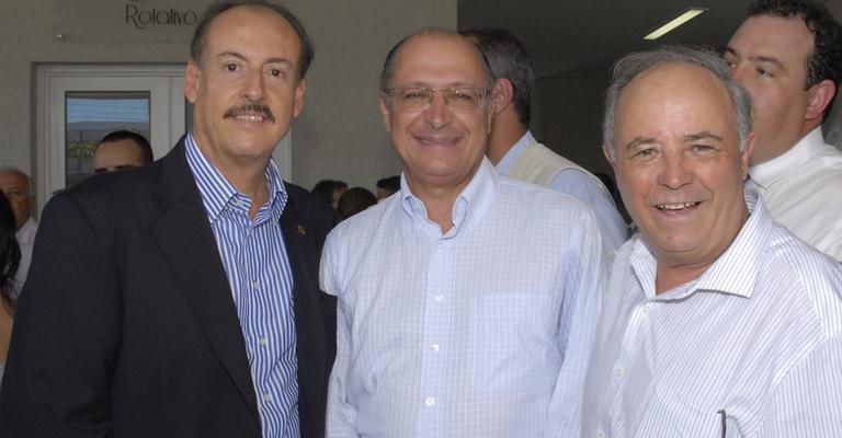 Geraldo Alckmin, ao centro, o governador de SP, prestigia anúncio de pacote de obras rodoviárias em Arujá, SP, com Rodolfo Candia, de associação odontológica, e Abel Larini, prefeito da cidade.