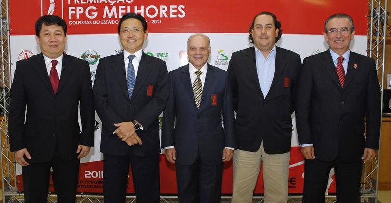 Em SP, Marcelo Nishioka, Jorge Hachiya Saeki, Manuel Gama, Rodrigo Somlo e Durval Pedroso da Silva Jr. em premiação dos melhores golfistas em 2011.