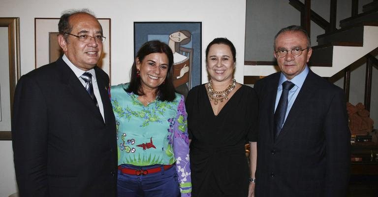 Gilmar Mendes, ministro do STF, e a mulher, Guiomar, festejam os 64 anos do marido de Magda Asfor Rocha, Cesar Asfor Rocha, também ministro do STF, na capital federal.