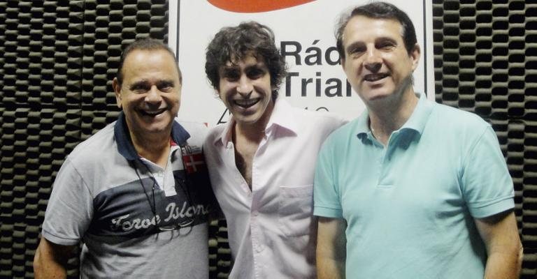 O psicólogo Alexandre Bez no programa da Rádio Trianon AM, em SP, entre o locutor Lucas Neto e o produtor José Isaias.