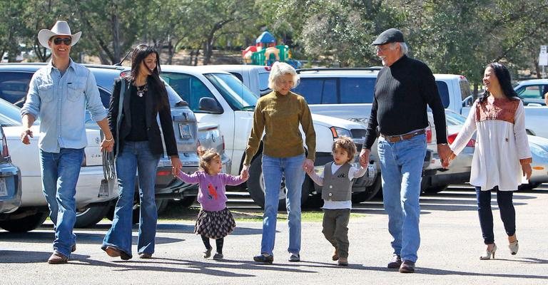 Em família, eles vão a missa em Austin, Texas