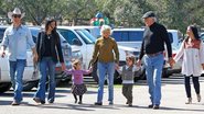 Em família, eles vão a missa em Austin, Texas