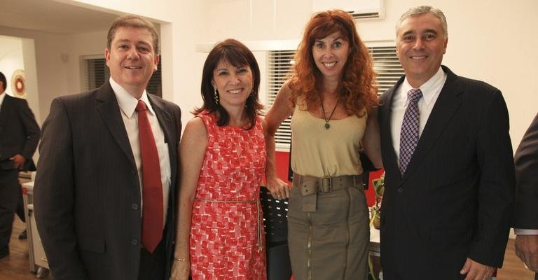 Vanderlei Cassolla, Mari Cechinel e Mauro Oliveira recebem a arquiteta Betty Birger, 3ª da esq. para a dir., na abertura de showroom de móveis de escritório, em SP.