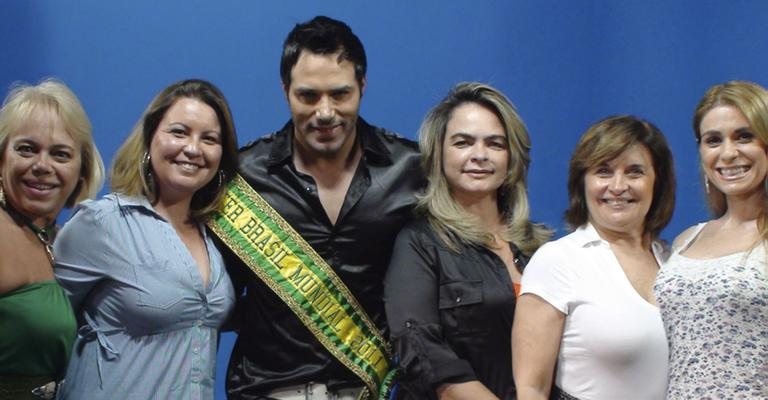 Zenilda Salvato e Liliane Ventura, 1ª e 4ª da esq. para a dir., recebem Maria Faiock, o Mister Mundial Universo Ralph Santos, Conceição Duarte e Sonya Presta na atração da rádio Trianon, São Paulo.