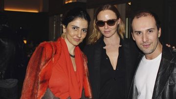 A empresária do setor de comunicação Alice Ferraz e o hair stylist Marcos Proença ladeiam a estilista Stella McCartney, que faaz elogiado desfile em Londres.