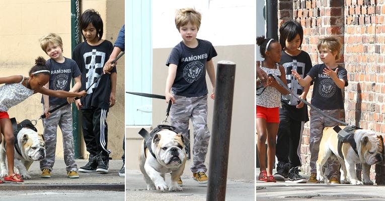 Maddox, Zahara e Shiloh, filhos do casal Brad Pitt e Angelina Jolie, se divertem ao passear com o cão da família - Grosby Group