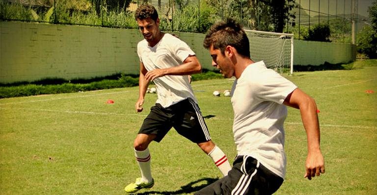 Cauã Reymond e Bruno Gissoni em aula de futebol para novela - Reprodução / TV Globo