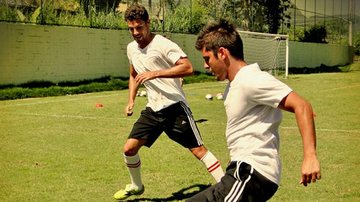 Cauã Reymond e Bruno Gissoni em aula de futebol para novela - Reprodução / TV Globo