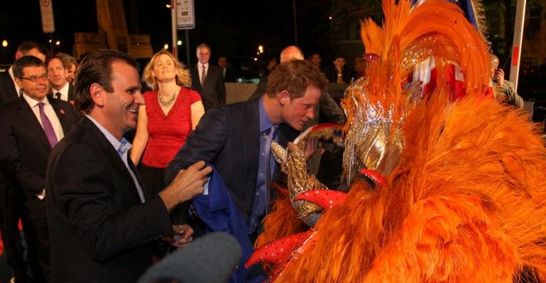 Príncipe Harry beija bandeira de escola de samba ao lado do prefeito do Rio, Eduardo Paes - Gil Rodrigues / PhotoRioNews