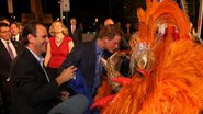 Príncipe Harry beija bandeira de escola de samba ao lado do prefeito do Rio, Eduardo Paes - Gil Rodrigues / PhotoRioNews