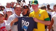 Príncipe Harry recebe camiseta do movimento 'Rio Eu Amo Eu Cuido' - Divulgação