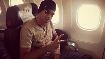 Latino pouco antes da pane no avião que o levaria para Sergipe - Reprodução/Twitter