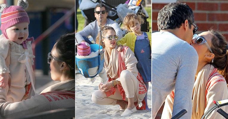 Jessica Alba em momento família com o marido e as filhas no parque - Splash News / splashnews.com