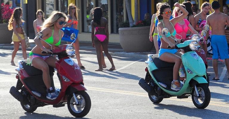 Vanessa Hudgens e Selena Gomez dirigem nas gravações de Spring Breakers - Splash News