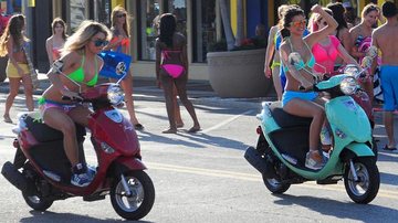 Vanessa Hudgens e Selena Gomez dirigem nas gravações de Spring Breakers - Splash News