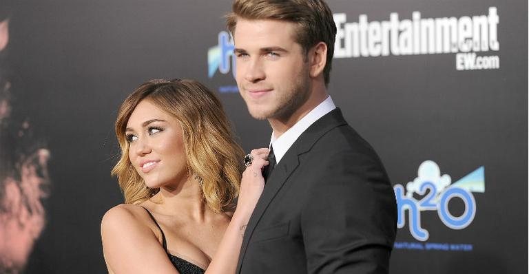 Miley Cyrus com novo look ao lado do namorado, Liam Hemsworth - Getty Images