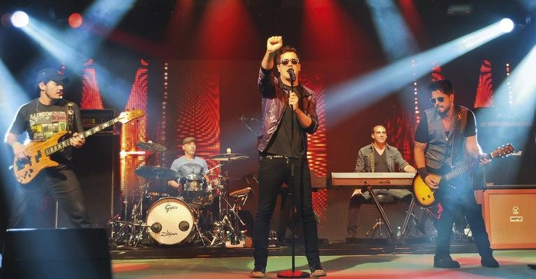 O músico Rogério Flausino e sua banda Jota Quest no palco em hotel do Guarujá. - João Passos