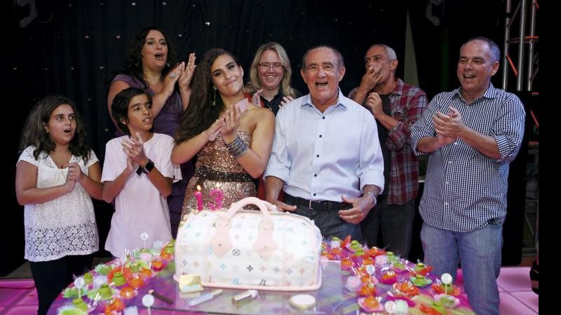 Lívian canta Parabéns entre a sobrinha Maya, o ator Matheus Costa, a mãe, Lilian, a irmã Juliana, o pai e o irmão Renato - Marcio Nunes