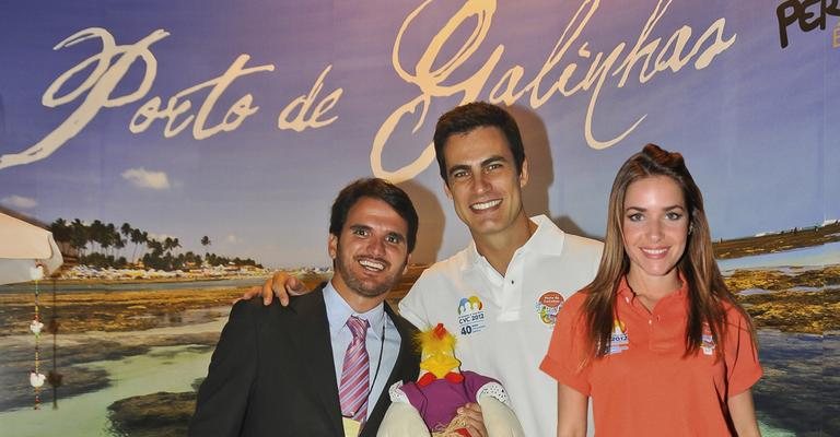 Diego Jatobá, secretário de Turismo de Ipojuca (PE), recebe os globais Carlos Casagrande e Monique Alfradique no estande de Porto de Galinhas em feira de turismo, em São Paulo.