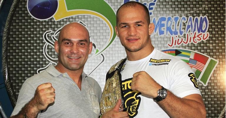 O mestre Roberto Godoi homenageia o campeão mundial de UFC Junior Cigano em evento, em SP.