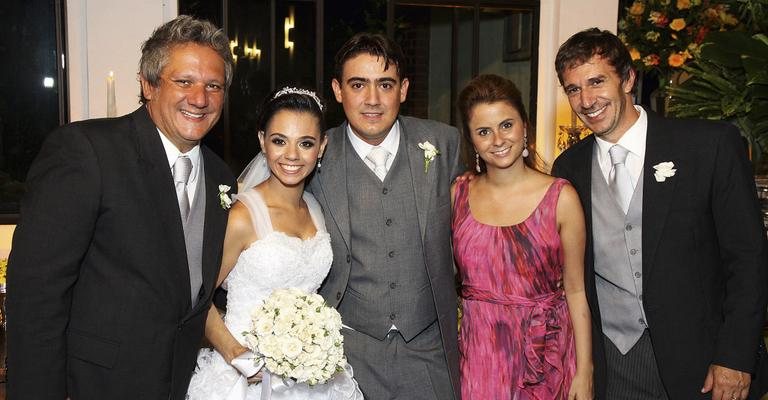 Na Granja Viana, SP, Marcelo Sampaio e Eduardo Indig, nas pontas, abençoam boda de  Gabriela Costabile, sobrinha de Eduardo, e Carlos Marques, com Mariana Sampaio, prima da noiva.