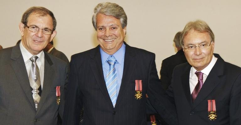 Mário Pagnozzi Jr. Recebe medalha Mario Covas, em SP, entre Jair Manzano e Celso Perioli.