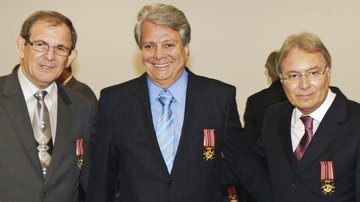 Mário Pagnozzi Jr. Recebe medalha Mario Covas, em SP, entre Jair Manzano e Celso Perioli.