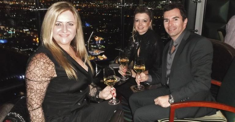 Siomara Tauil celebra seus 40 anos em restaurante de Dubai com Adriana Moretti e Alexandre Moretti.