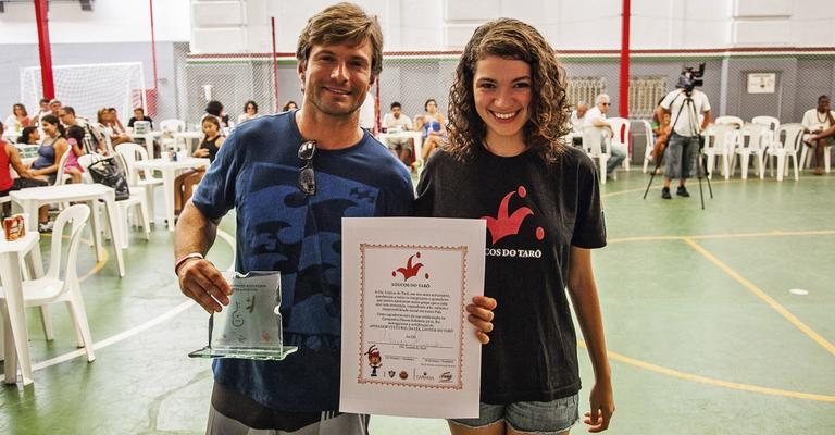 No Rio, os atores Cláudio Heinrich e Stella Portieri recebem homenagem em abertura de campanha que arrecada ovos de chocolate para instituições carentes.