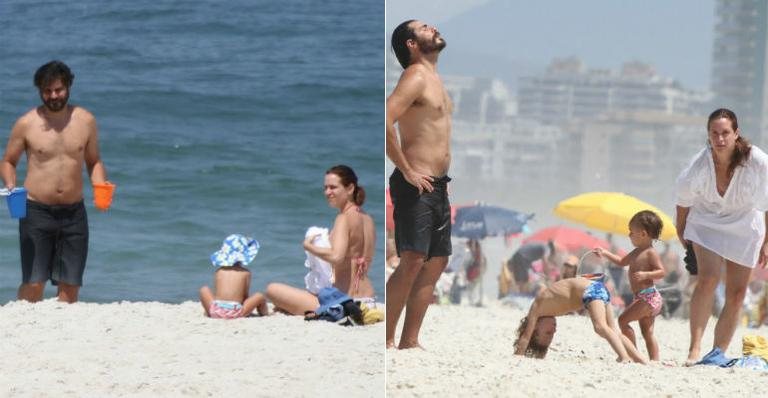 Thiago Lacerda e Vanessa Lóes com os filhos Gael e Cora na praia - AgNews/ Dilson Silva