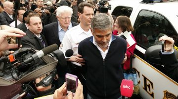 George Clooney sendo preso em Washington - Reuters