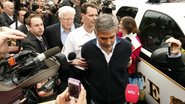 George Clooney sendo preso em Washington - Reuters