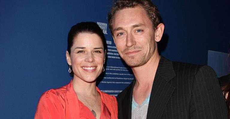 Neve Campbell e JJ Feild - Getty Images