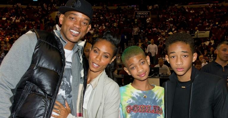 Will Smith, Jada Pinkett, Willow e Jaden em jogo de basquete na Pennsylvania, Estados Unidos - Getty Images