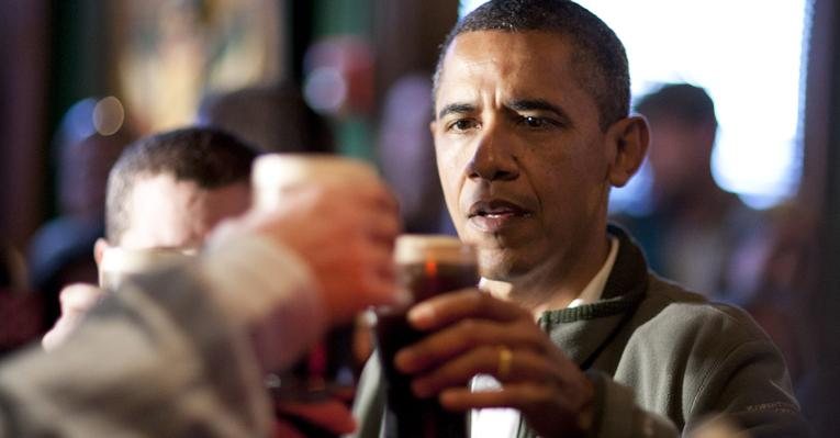 Barack Obama comemora o St. Patrick's Day com cerveja típica irlandesa em bar de Washington DC - Getty Images