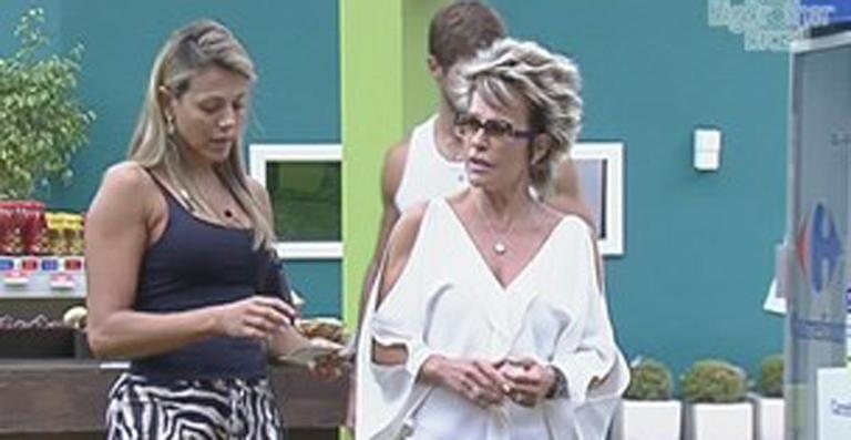 Ana Maria Braga ajuda Fabiana nas compras da semana - Reprodução